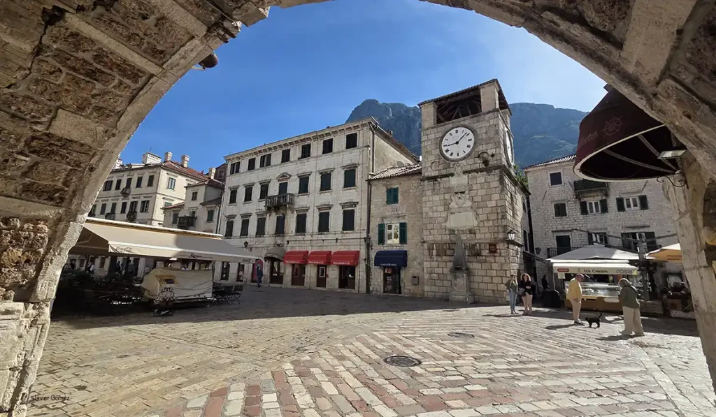 Entrada de Kotor desde la Puerta del Mar